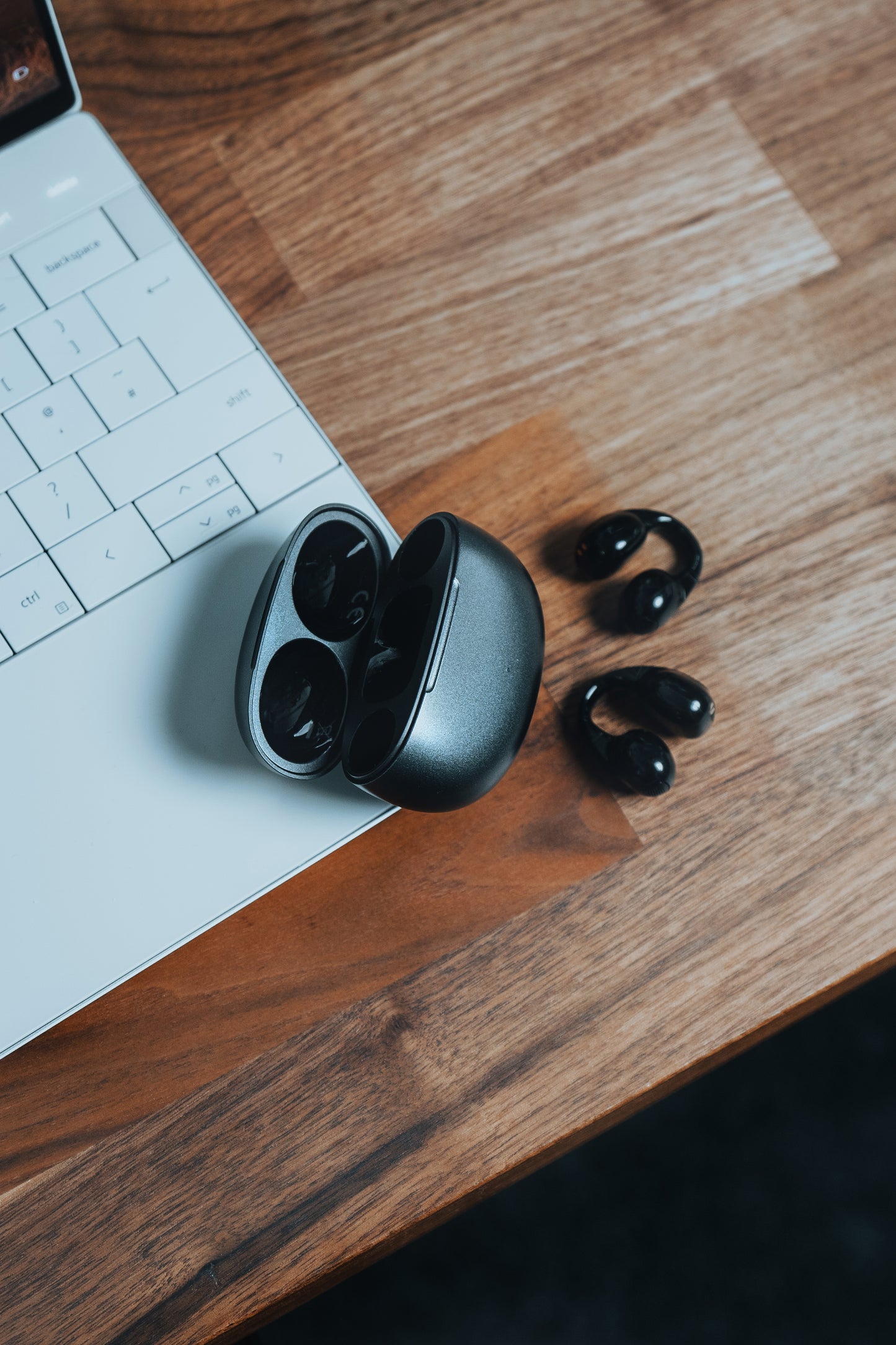 Auriculares Edifier Comfo C sobre escritorio junto a laptop, ideales para trabajo diario o home office