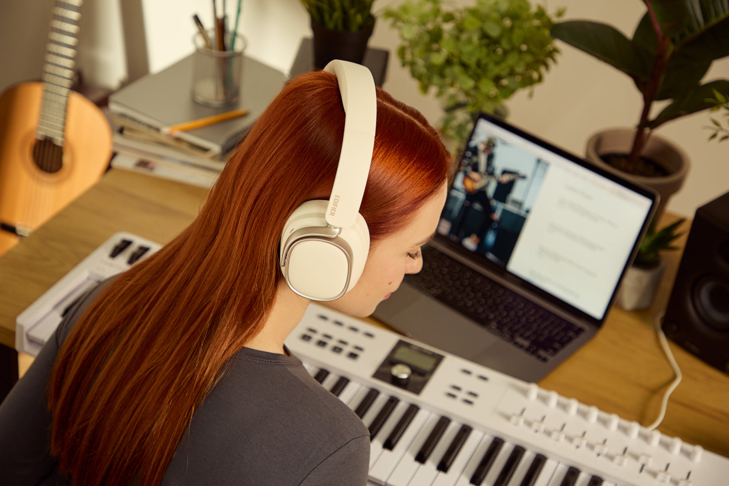 Mujer trabajando con auriculares Edifier ES850NB blancos, ideales para concentración