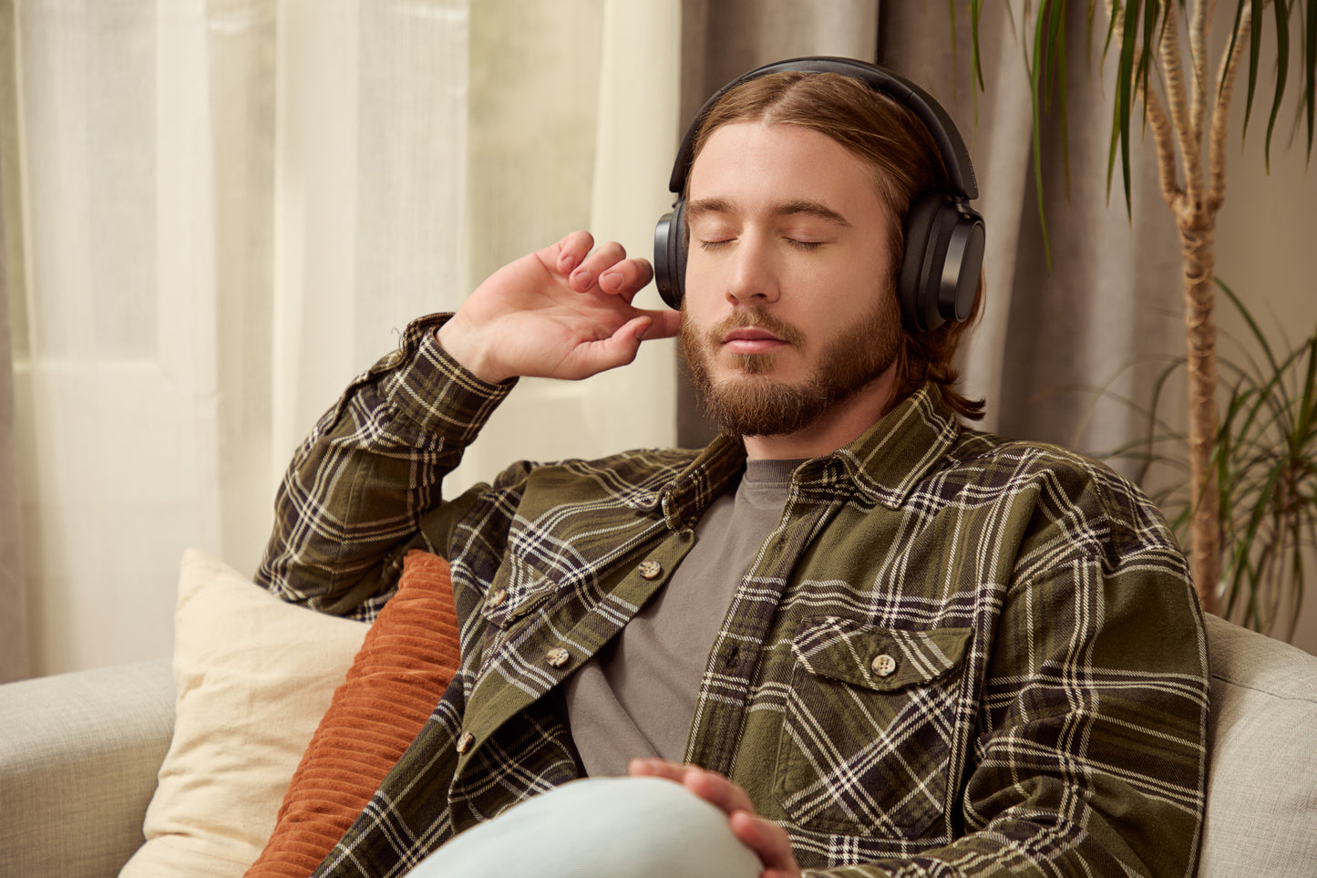 Hombre disfrutando del sonido con los auriculares Edifier ES850NB color negro