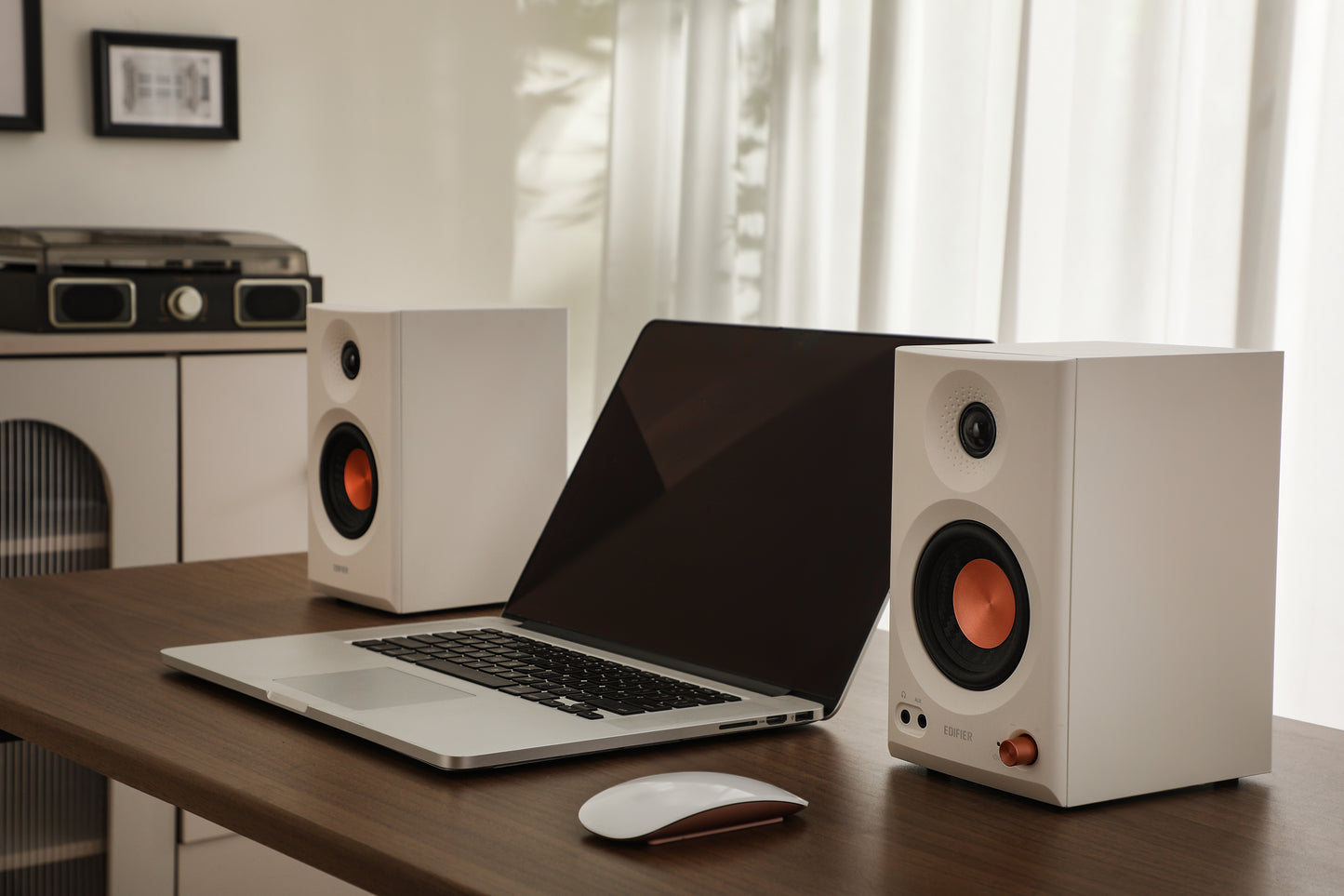 Edifier MR3 blanco en escritorio con laptop; monitoreo de campo cercano