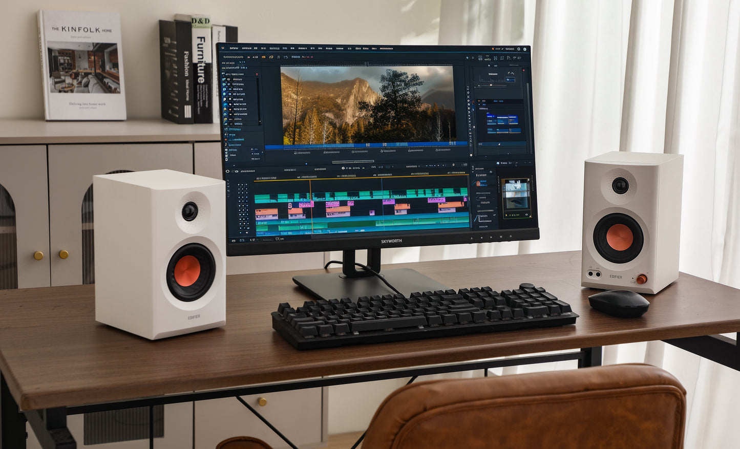 Edifier MR3 blanco en estación de edición de video con monitor ultra ancho