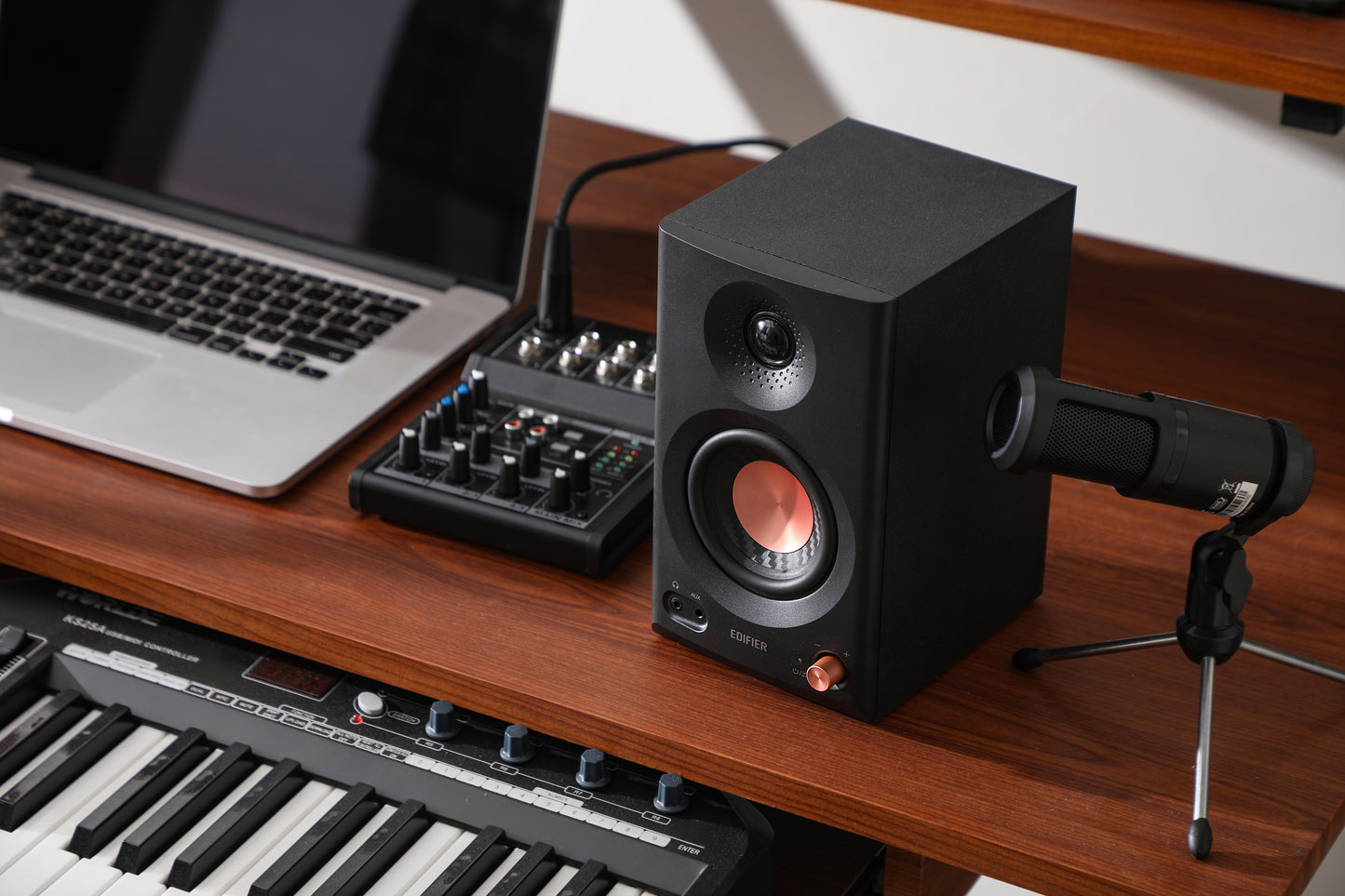 Edifier MR3 negro en escritorio con laptop, mixer y micrófono; ideal home studio