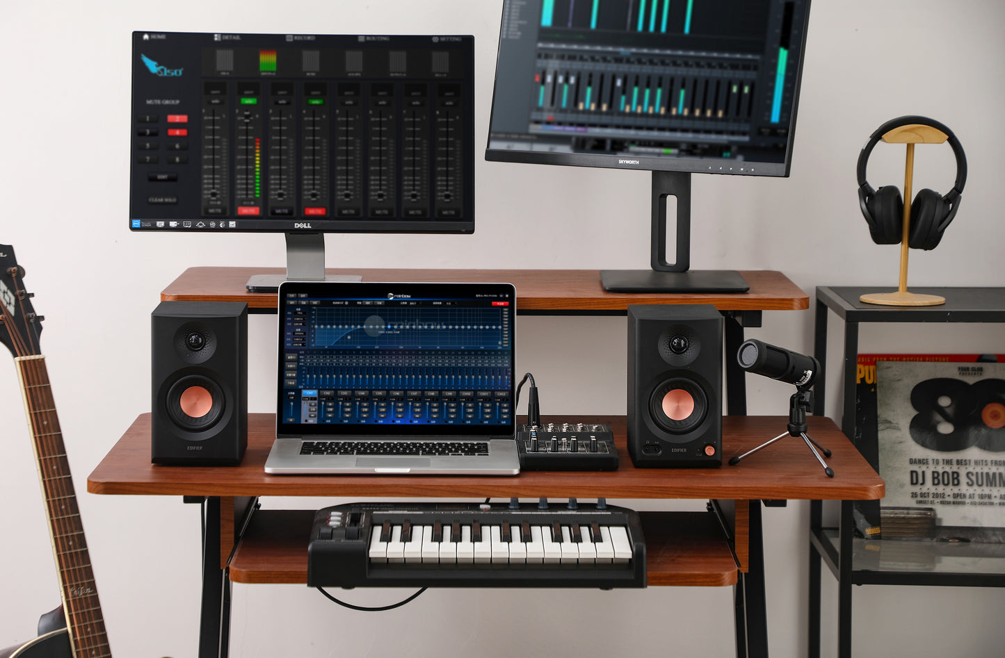 Edifier MR3 negro en estación de producción musical con teclado MIDI y monitores