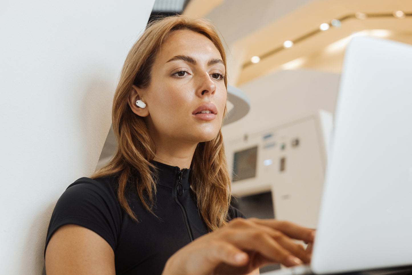 Estuche abierto de los auriculares Edifier X1 Lite blancos