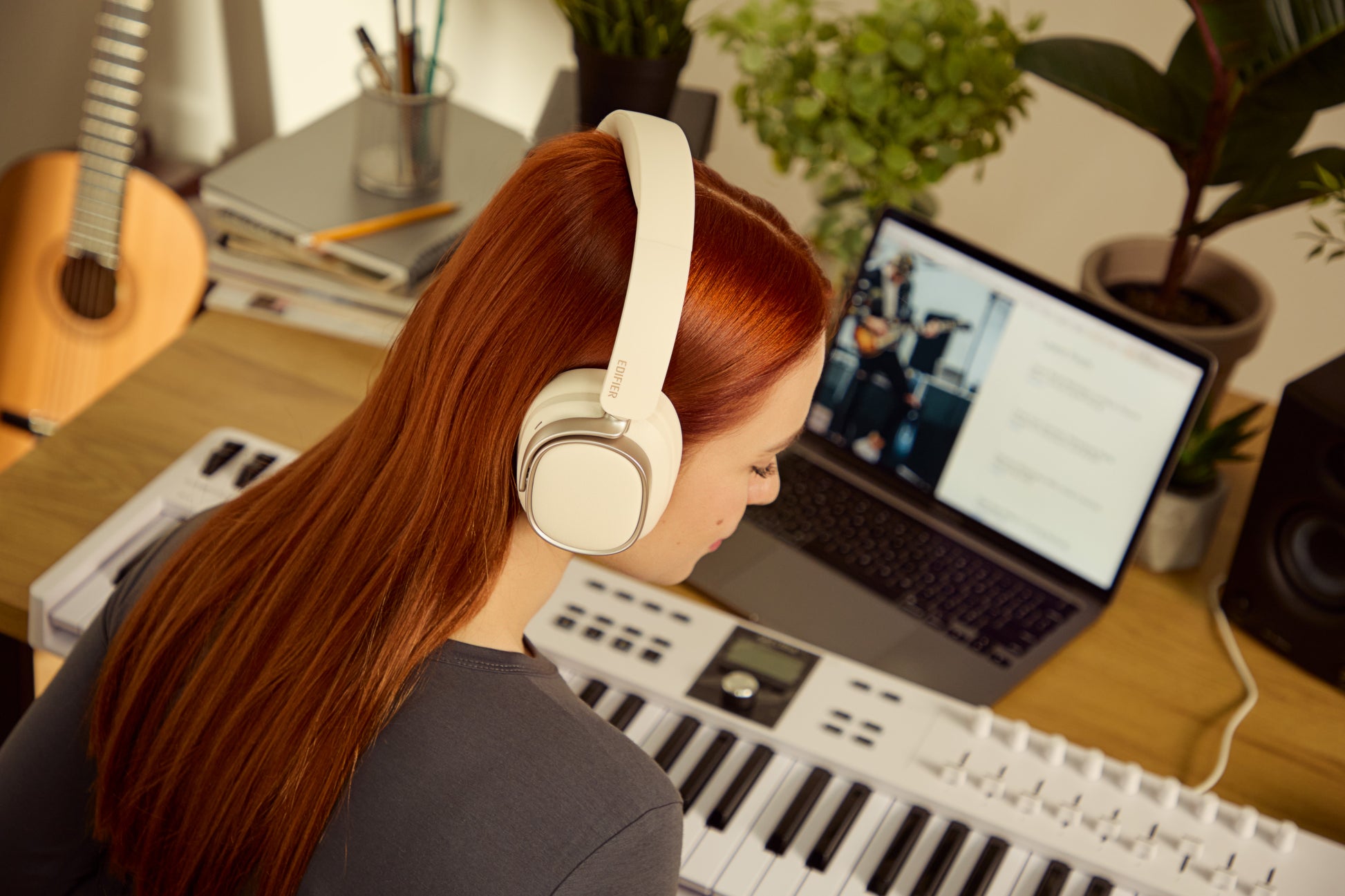 Mujer trabajando con auriculares Edifier ES850NB blancos, ideales para concentración