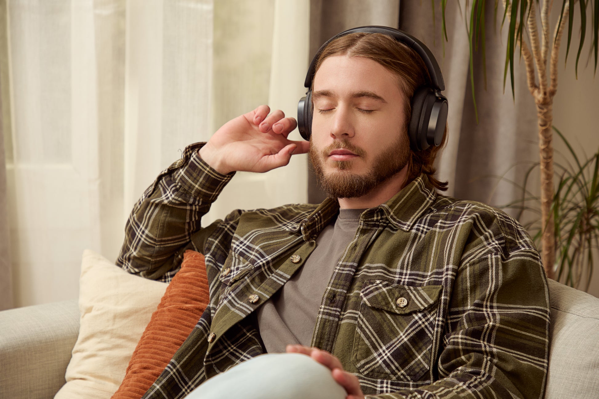 Hombre disfrutando del sonido con los auriculares Edifier ES850NB color negro
