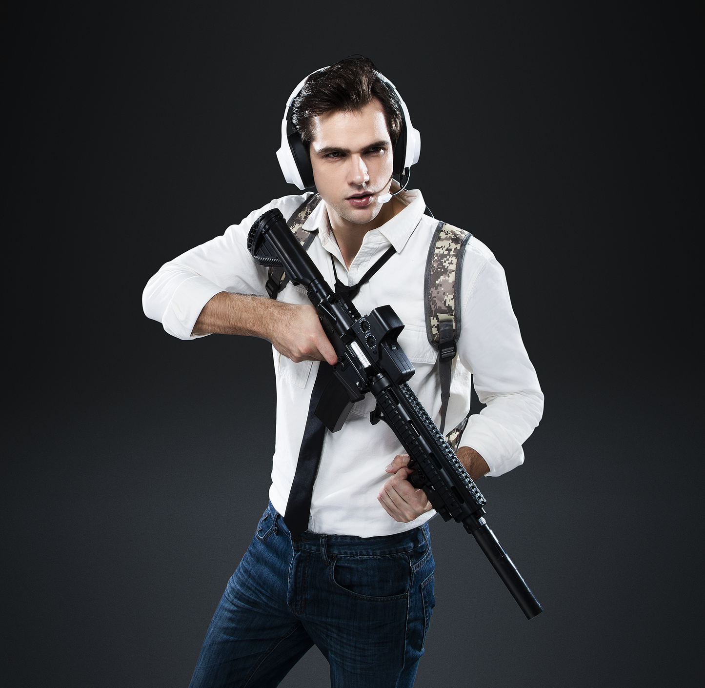 Gamer usando auriculares Edifier G2 II blancos mientras apunta con rifle en escena