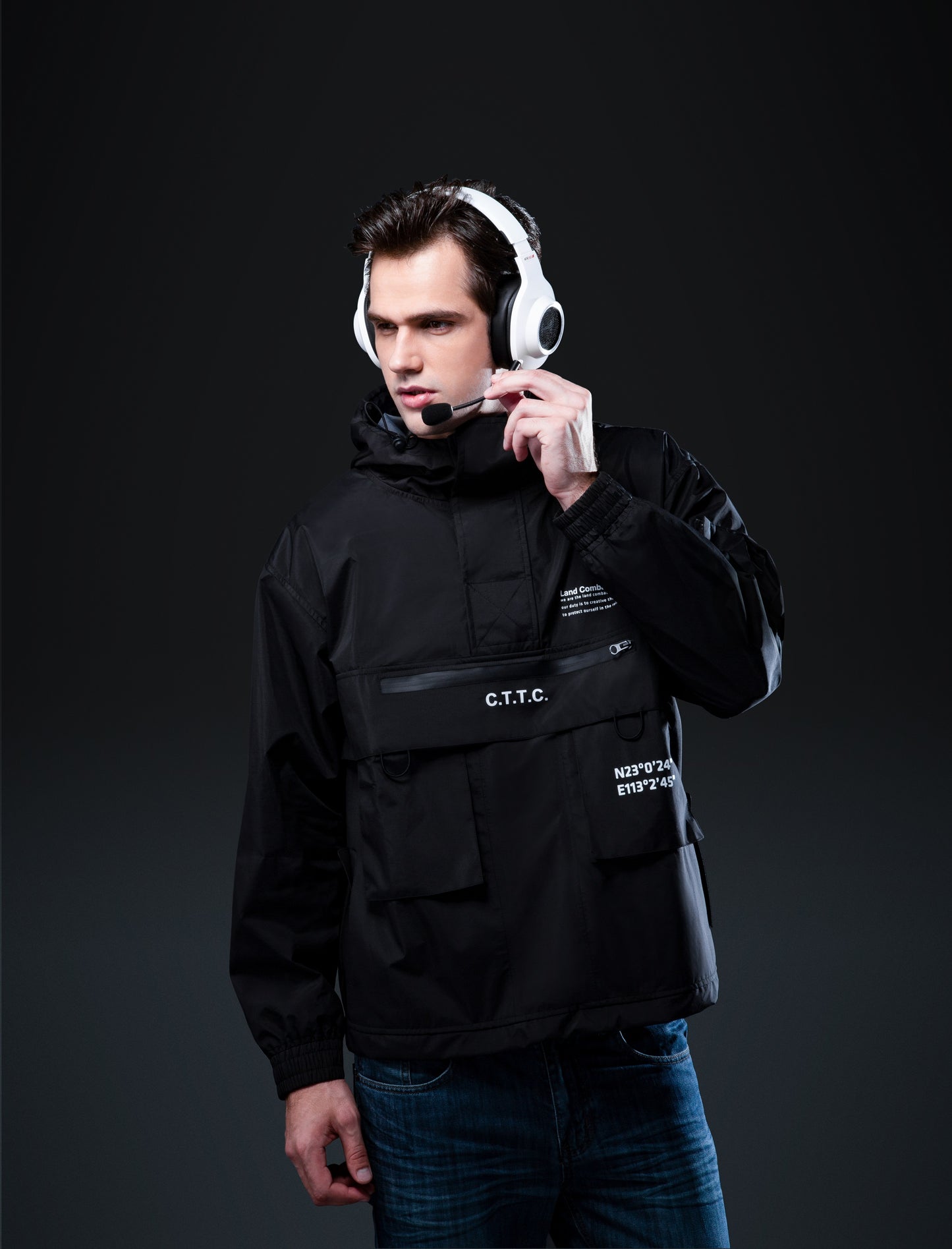 Gamer usando auriculares Edifier G2 II blancos, de pie con chaqueta negra