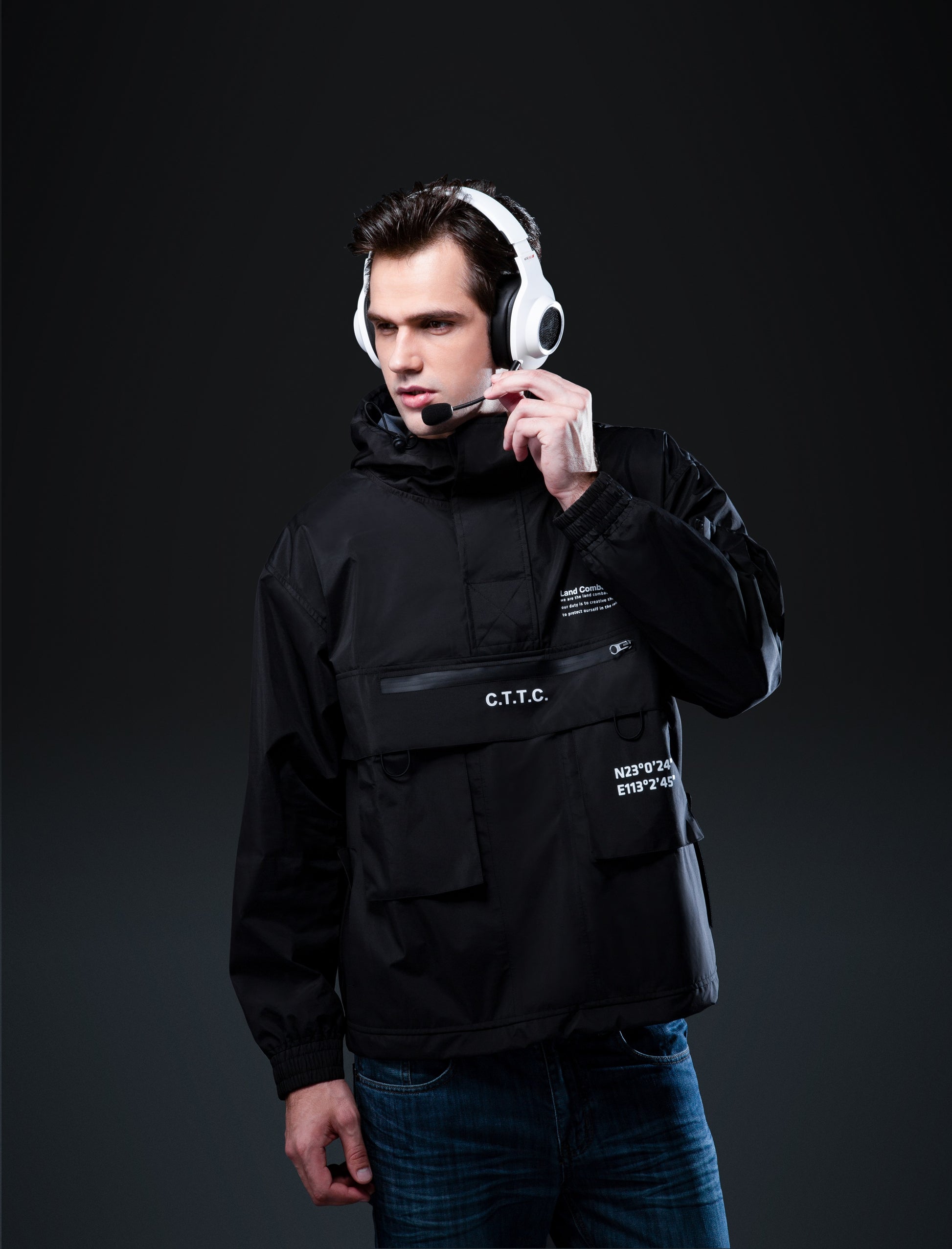 Gamer usando auriculares Edifier G2 II blancos, de pie con chaqueta negra