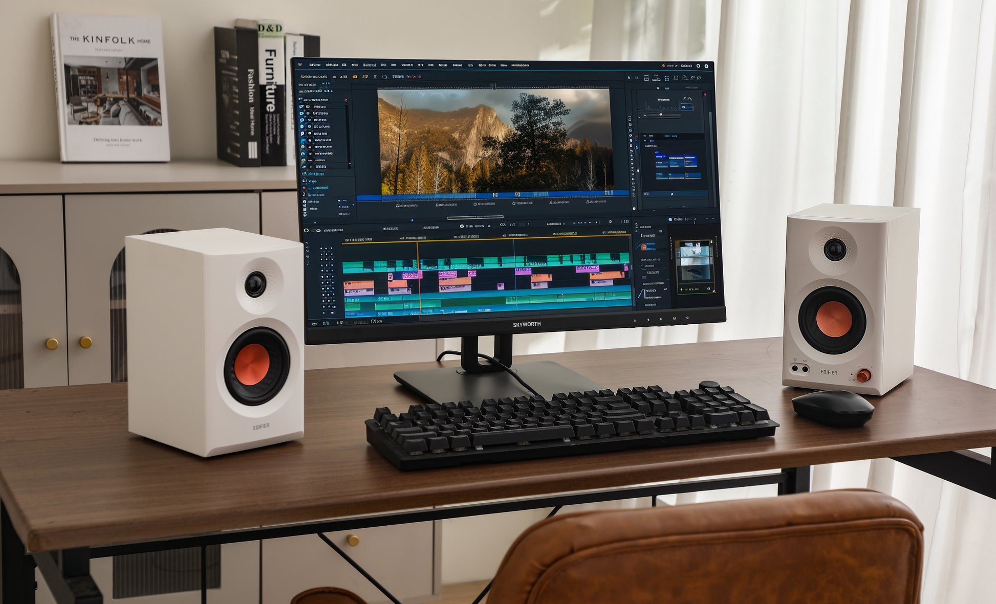 Edifier MR3 blanco en estación de edición de video con monitor ultra ancho