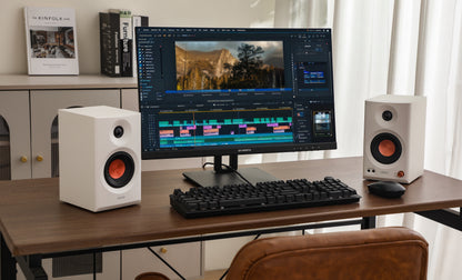 Edifier MR3 blanco en estación de edición de video con monitor ultra ancho