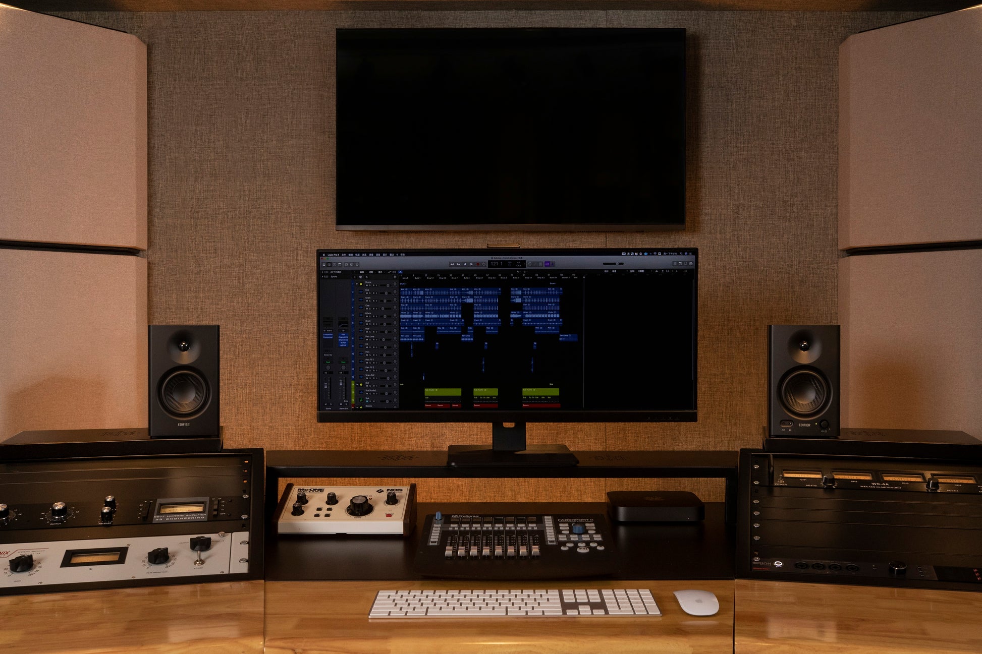 Monitores de estudio Edifier MR4 en color negro, posicionados junto a una pantalla de edición en un setup profesional.