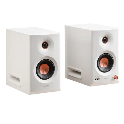 Edifier MR5 blanco – vista en ángulo derecho del par mostrando panel frontal y laterales.