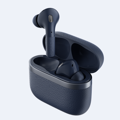 Un auricular Edifier W260NC azul saliendo del estuche de carga abierto