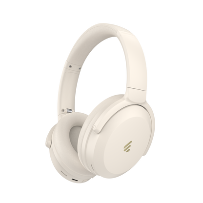 Auriculares Edifier WH700NB Pro blancos en vista diagonal mostrando diseño elegante