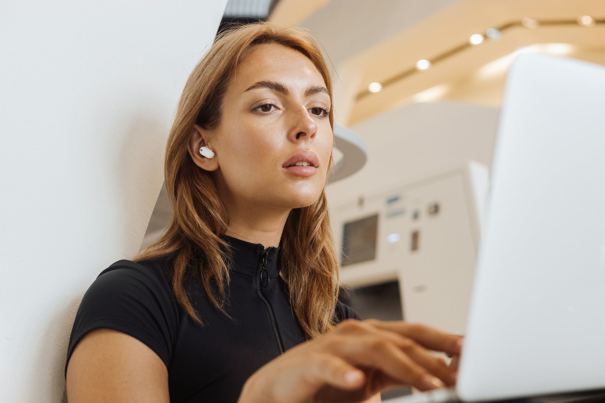 Estuche abierto de los auriculares Edifier X1 Lite blancos