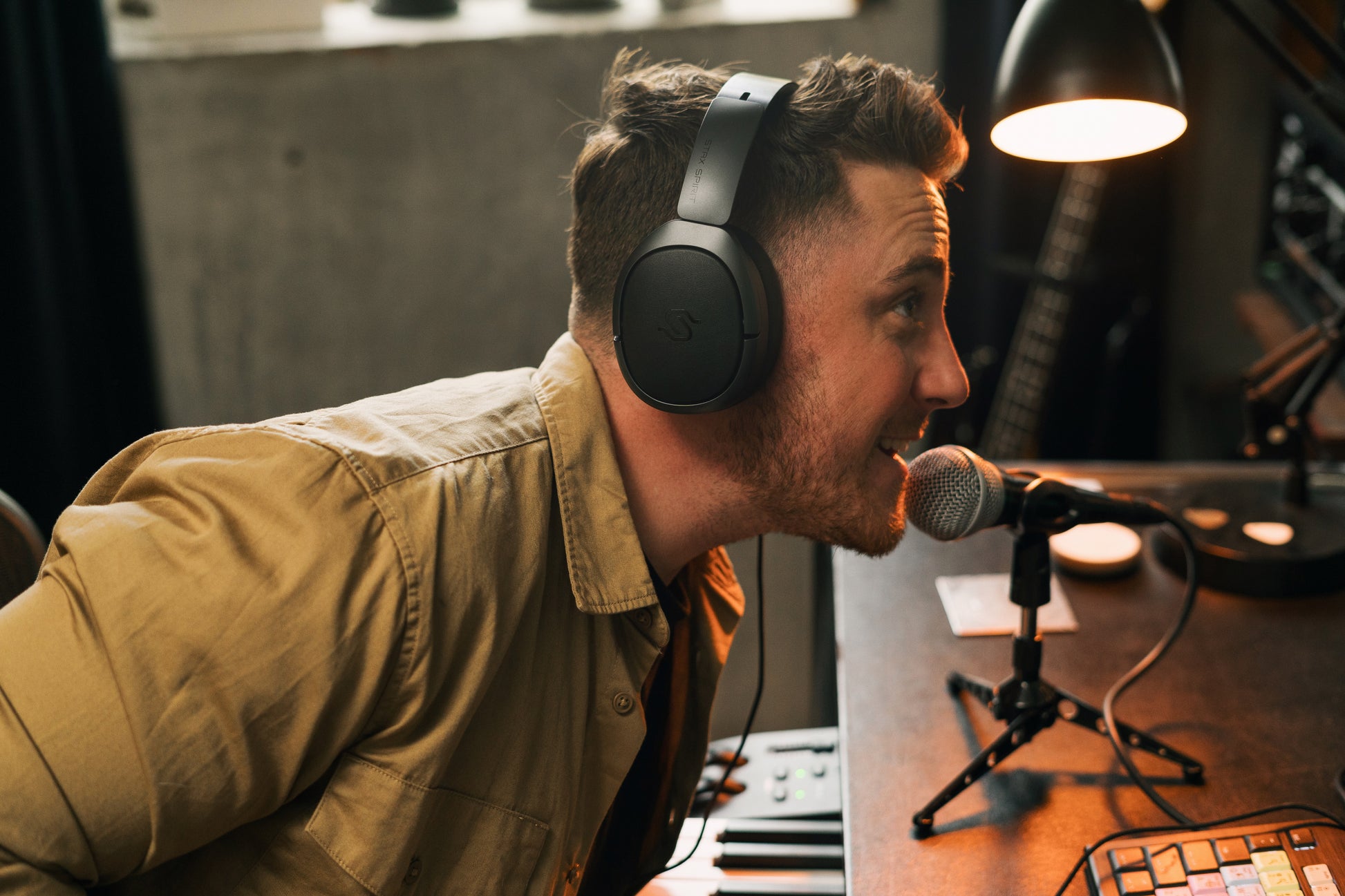 Hombre cantando en micrófono con auriculares Edifier STAX SPIRIT S5